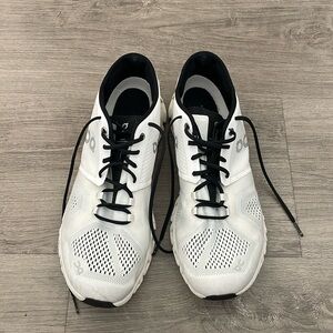 ON Men’s Running Shoe Size 11.5